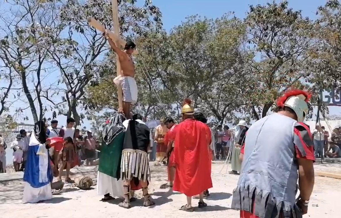Viacrucis viviente en su representación número 45 de la Iglesia de la Asunción