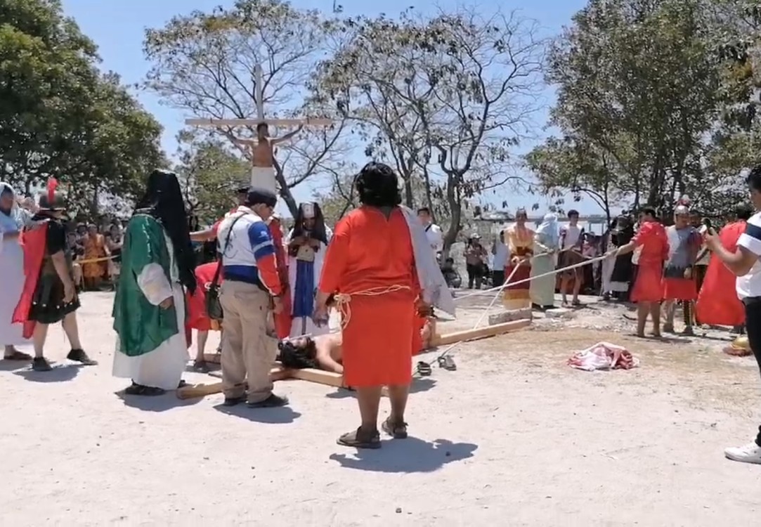 Viacrucis viviente en su representación número 45 de la Iglesia de la Asunción