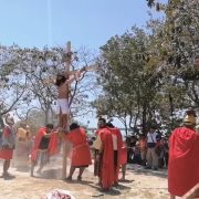 Viacrucis viviente en su representación número 45 de la Iglesia de la Asunción