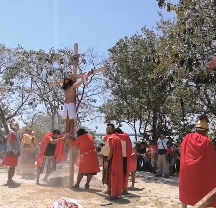 Viacrucis viviente en su representación número 45 de la Iglesia de la Asunción