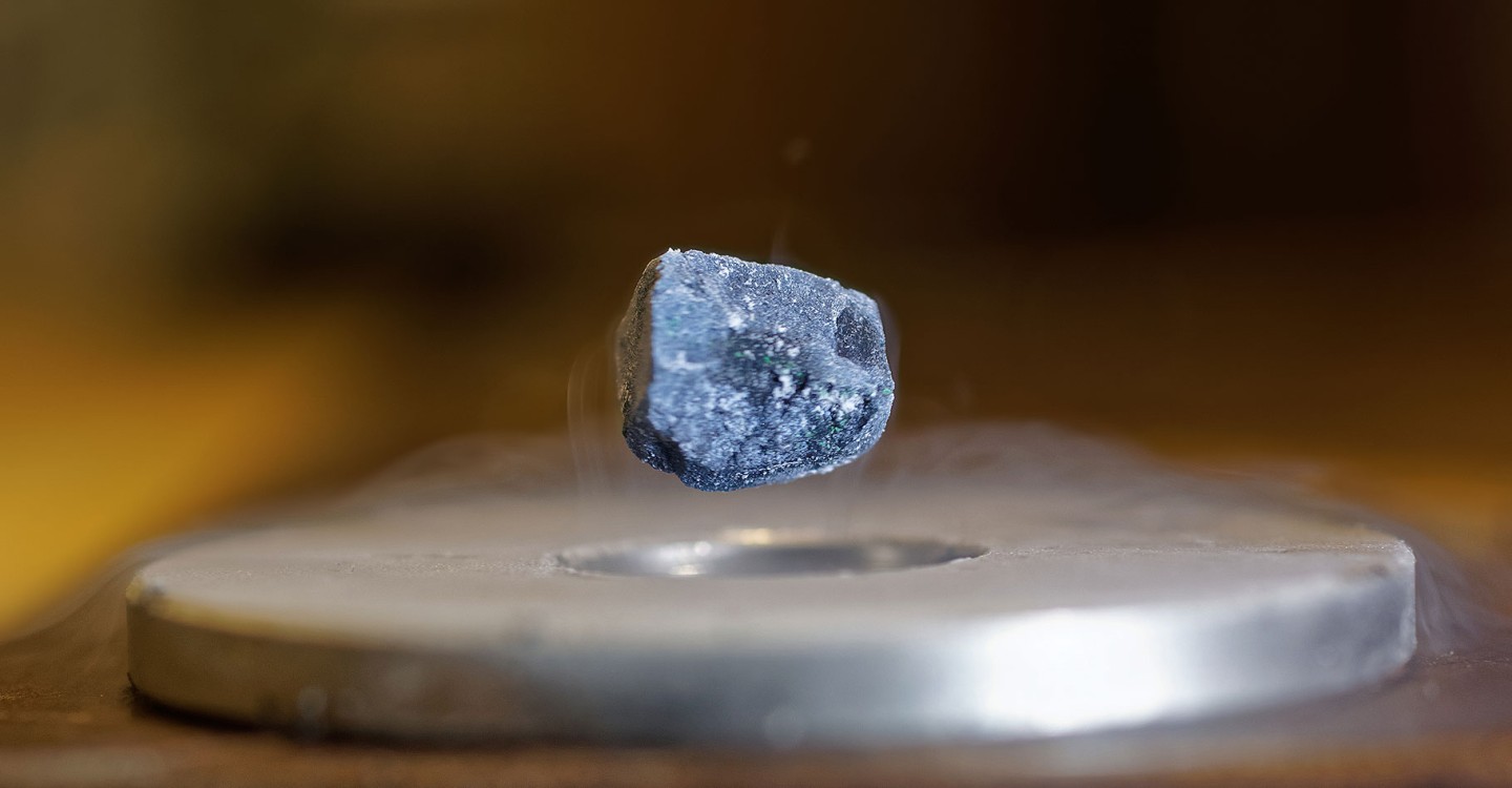 Encuentran el primer mineral Superconductor