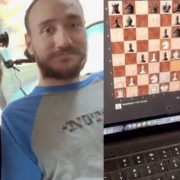 Hombre cuadripléjico juega ajedrez