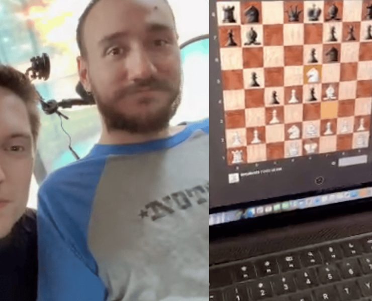 Hombre cuadripléjico juega ajedrez