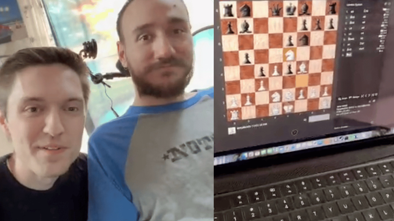 Hombre cuadripléjico juega ajedrez