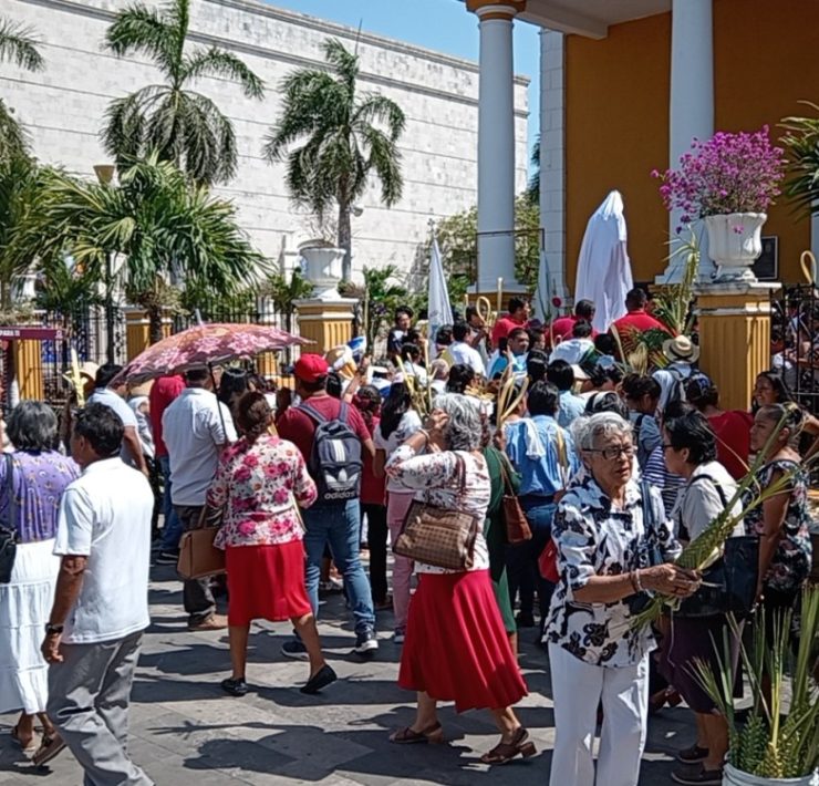 Católicos carmelitas celebran el Domingo de Ramos