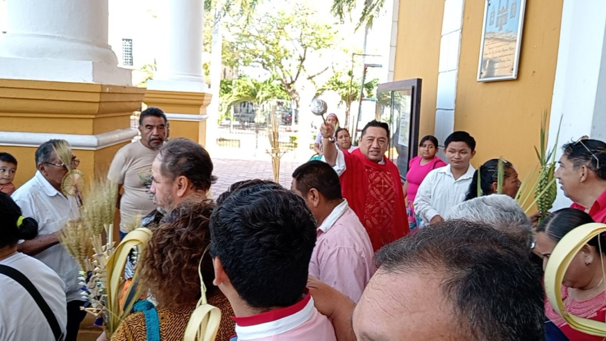 Católicos carmelitas celebran el Domingo de Ramos