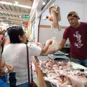 Leve repunte en venta de carne de pollo en Jueves y Viernes Santo