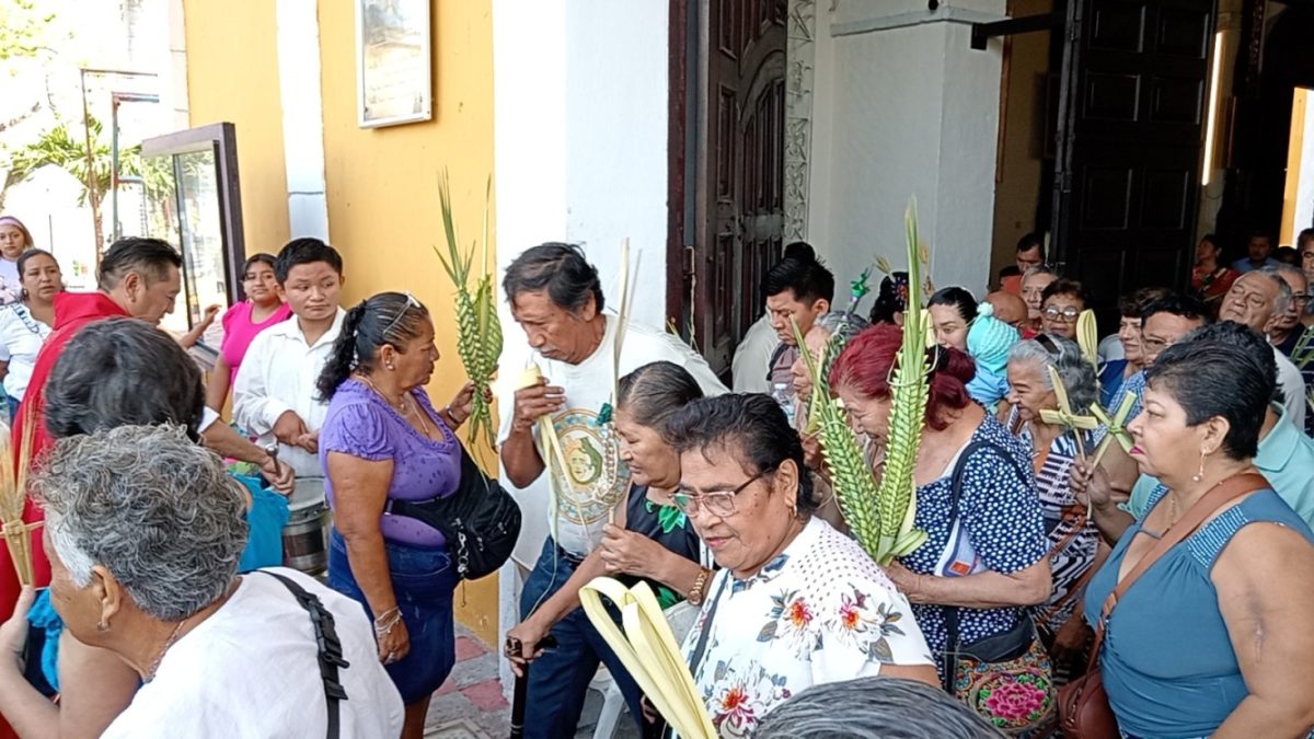 Católicos carmelitas celebran el Domingo de Ramos