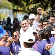 Renán Barrera apoyará con todo a las artesanas y productoras de Yucatán