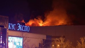 Así se veía desde afuera, el incendio que provocaron, los supuestos terroristas. 