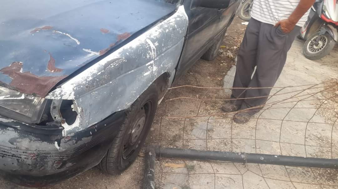 El caballo salió corriendo en su loca carrera golpeo un auto estacionado en la calle