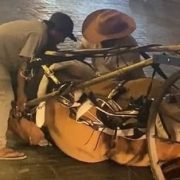 Captan caballo calesero en el suelo, a unas cuadras de la Plaza Grande