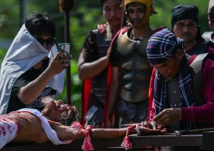 Con crucifixiones reales en Filipinas los fieles recrean el viacrucis de Jesucristo