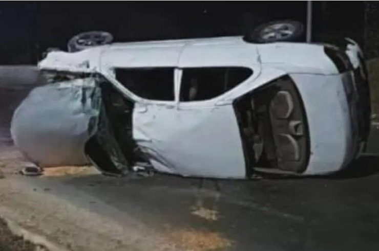 Conductor vuelca y abandona su vehículo en la carretera Mérida-Cancún