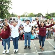 Asegura Javier May respaldo a mujeres; compromete 20 mil viviendas con escrituras a nombre de las jefas de familia