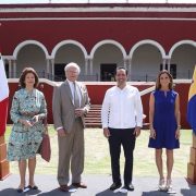 Encuentro con sus respectivas delegaciones, el Gobernador Vila Dosal y los Reyes de Suecia