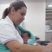 Enfermera cuida a bebé durante su turno y se hace viral