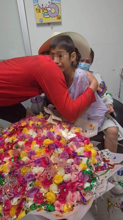 , La valiente niña de tan solo 10 años que tocó el corazón de las redes sociales al recibir un ramo buchón de "El Patrón", ha perdido la batalla