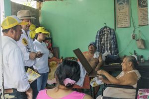 En su séptimo día de actividades proselitistas, Fócil Pérez junto con los candidatos a la alcaldía de Centro, Alcides Mena Gómez y diputado local, Juan Enoc Ribón, recorrieron calles del fraccionamiento 27 de Octubre.