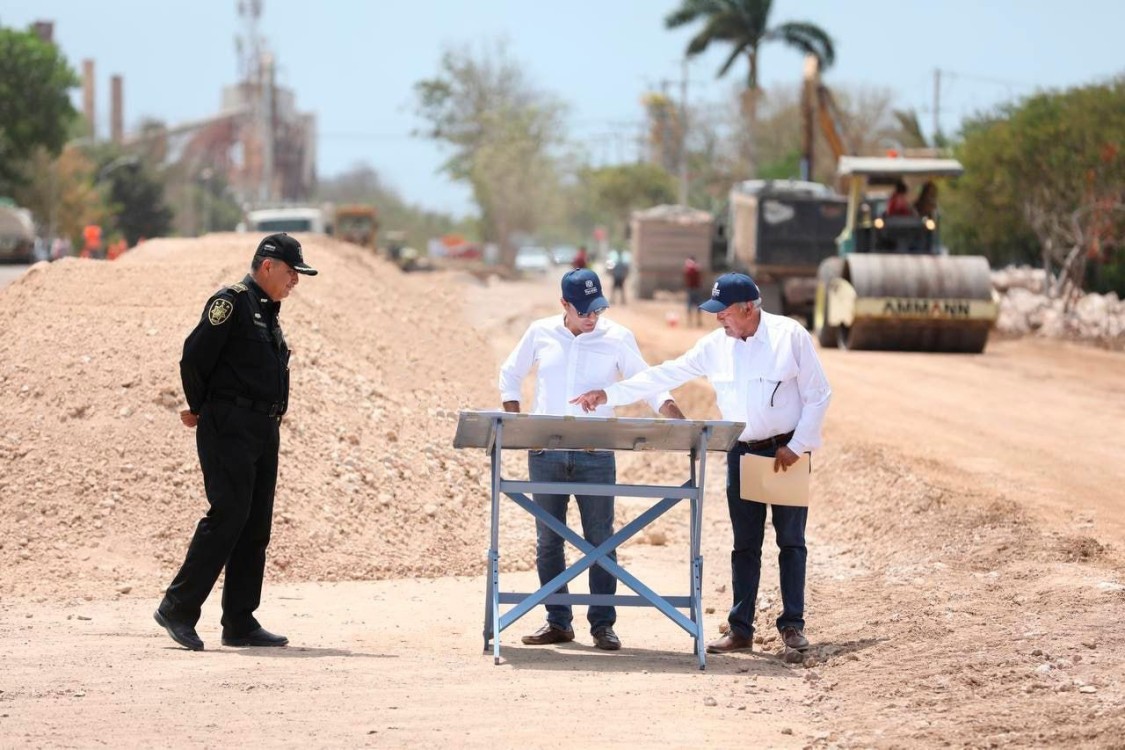 Gobernador Mauricio Vila Dosal al supervisar las obras de habilitación del corredor Mérida-Centro-Umán 