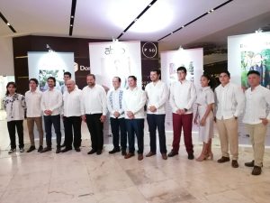Durante el evento para celebrar el Día de la Guayabera, se señaló que con sus alforzas, bolsillos y finos detalles es mucho más que una simple camisa, es una manifestación de la artesanía.