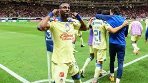 Julián Quiñones sabe lo que es anotarle a Chivas, ya que tiene ocho goles en contra del rebaño sagrado.