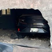 Joven se duerme al volante y entra a escuela de baile con su auto