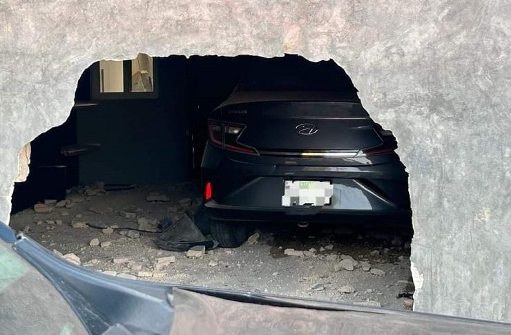 Joven se duerme al volante y entra a escuela de baile con su auto