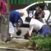 Madre e hijo agrade a un médico de la T1 (IMSS)