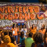 Mafer Arceo inició campaña develando mural y con caminata canina