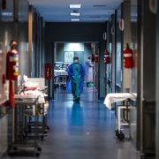 Muere tras recibir una patada en los testículos que propino un paciente.