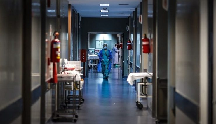 Muere tras recibir una patada en los testículos que propino un paciente.