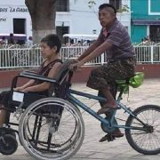 Por amor adapta silla de ruedas a su bicicleta