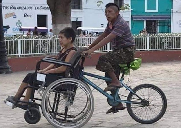Por amor adapta silla de ruedas a su bicicleta