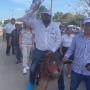 Precandidato para diputado del PAN en Yucatán se viraliza por pasear en Poni