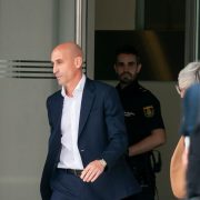 Exigen dos años de prisión a Luis Rubiales por el beso a Jenni Hermoso