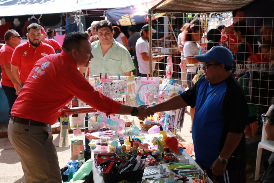 El abanderado del PRI-PAN-PRD