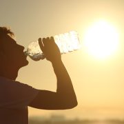 ¿Cómo prevenir deshidratación en esta temporada de calor?