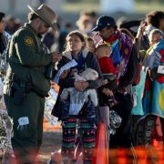 Tribunal Supremo de EE. UU. Permite Ley Antiinmigrante en Texas a Pesar de Desafíos Legales