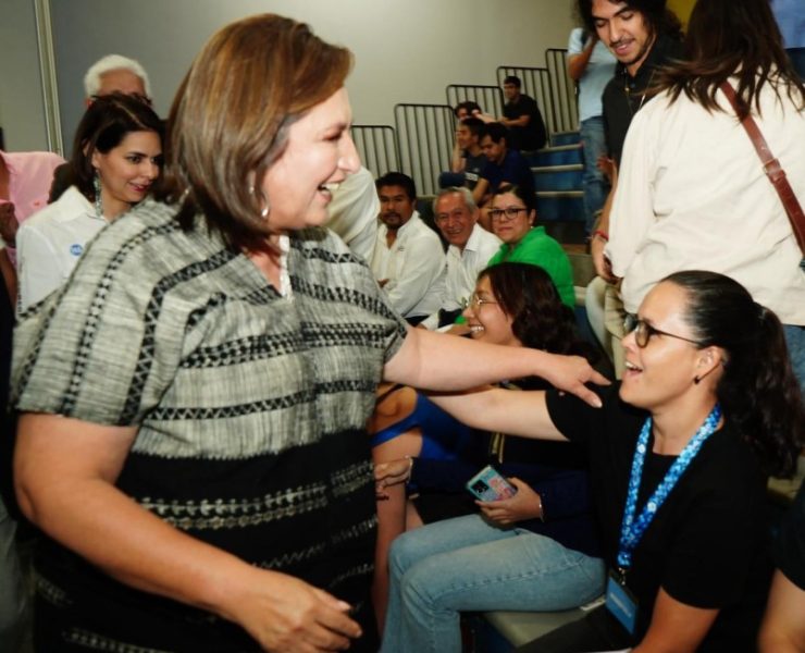 Estudiante del ITESO protesta ante Xóchitl Gálvez por desaparición de normalistas y asesinato de alumnos