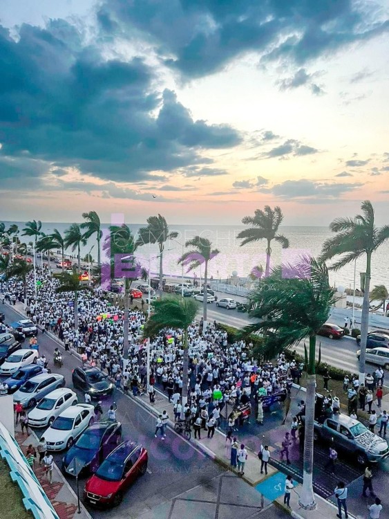 Marchan miles de campechanos