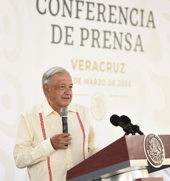 AMLO defiende la Cuarta Transformación y denuncia ataques de sus adversarios