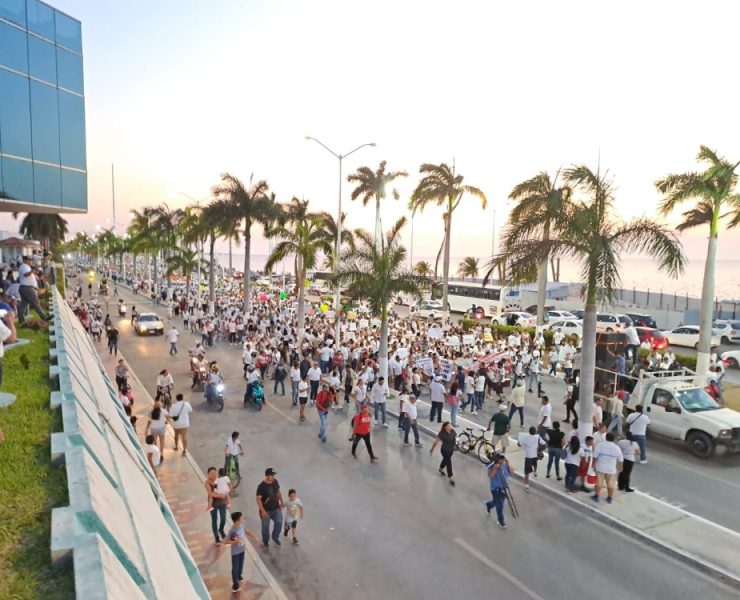 Marchan miles de campechanos