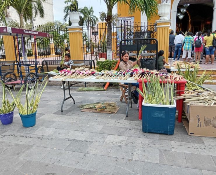 Artesanos comercializaron figuras de palmas en este Domingo de Ramos