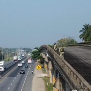 Encuentran cabeza humana y una manta colgada en puente de Cárdenas
