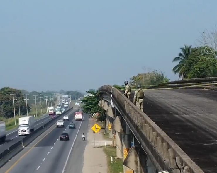 Encuentran cabeza humana y una manta colgada en puente de Cárdenas