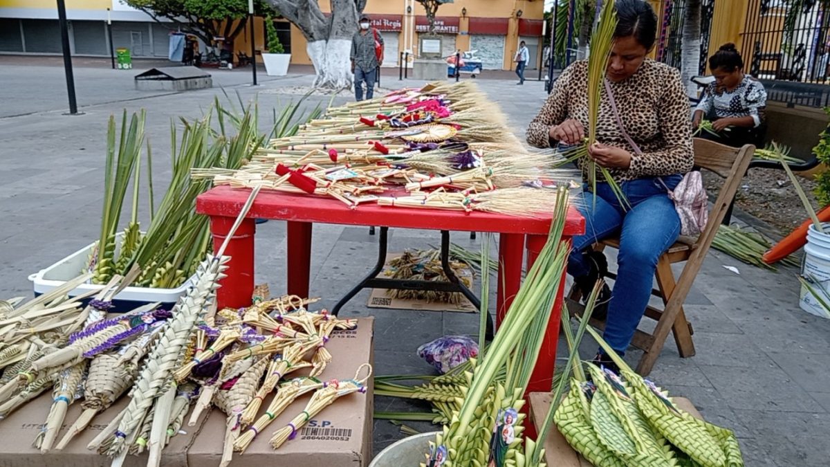Artesanos comercializaron figuras de palmas en este Domingo de Ramos