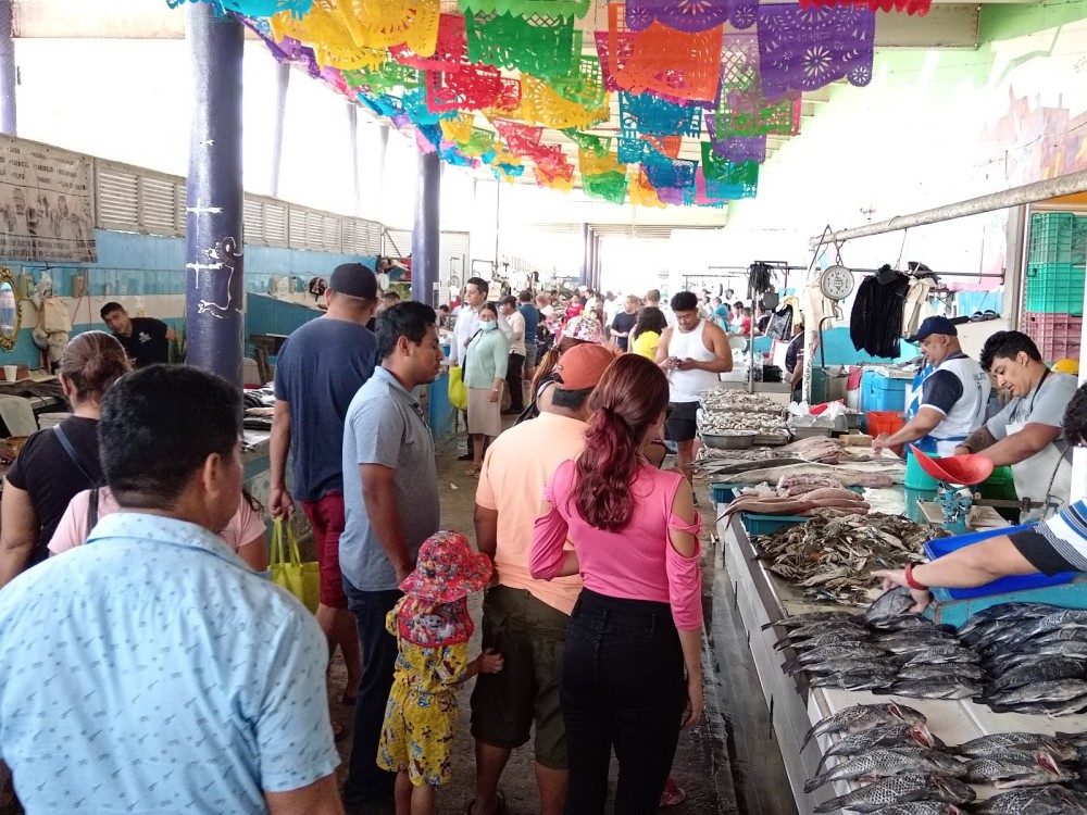 Expendedores de pescados y mariscos cifran esperanzan en Semana Santa