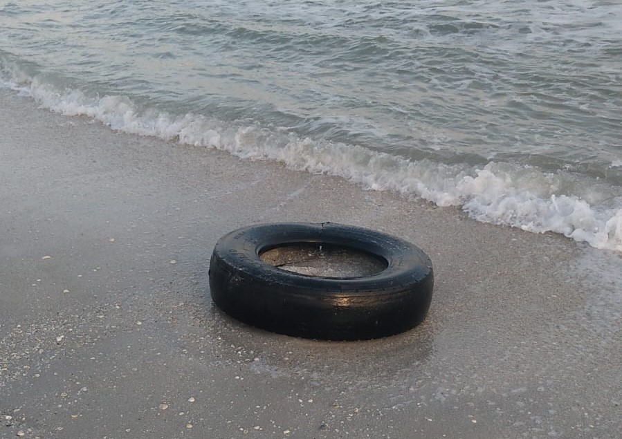 Gente inconsciente deja basura en las playas