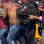 Presunto ladrón es golpeado por una multitud en Mercado de CDMX